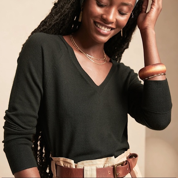 Banana Republic 100% Merino Wool Seamless V Neck Sweater Black - Picture 1 of 7